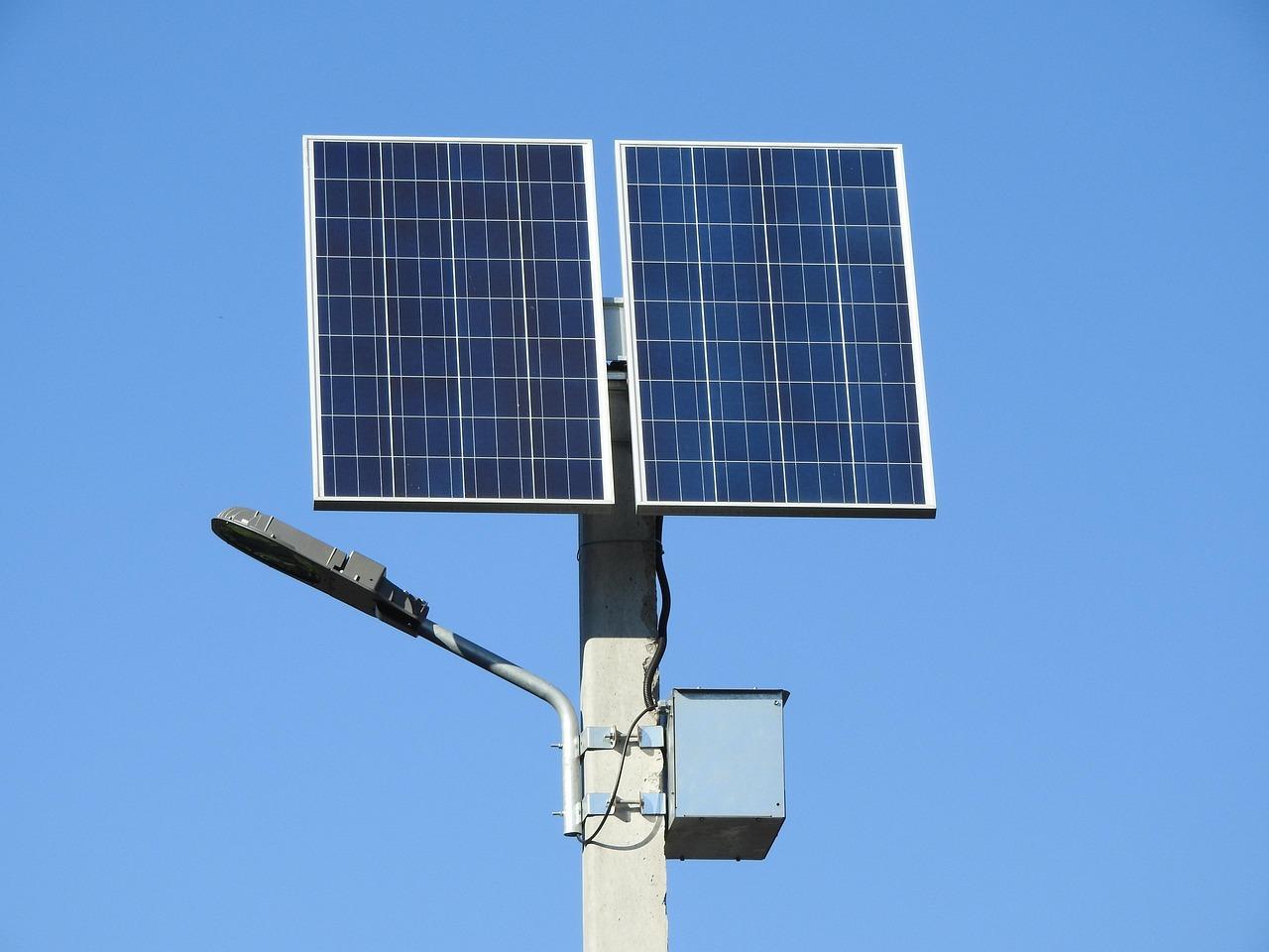 Ejemplo de batería solar exterior para almacenamiento de energía neta.