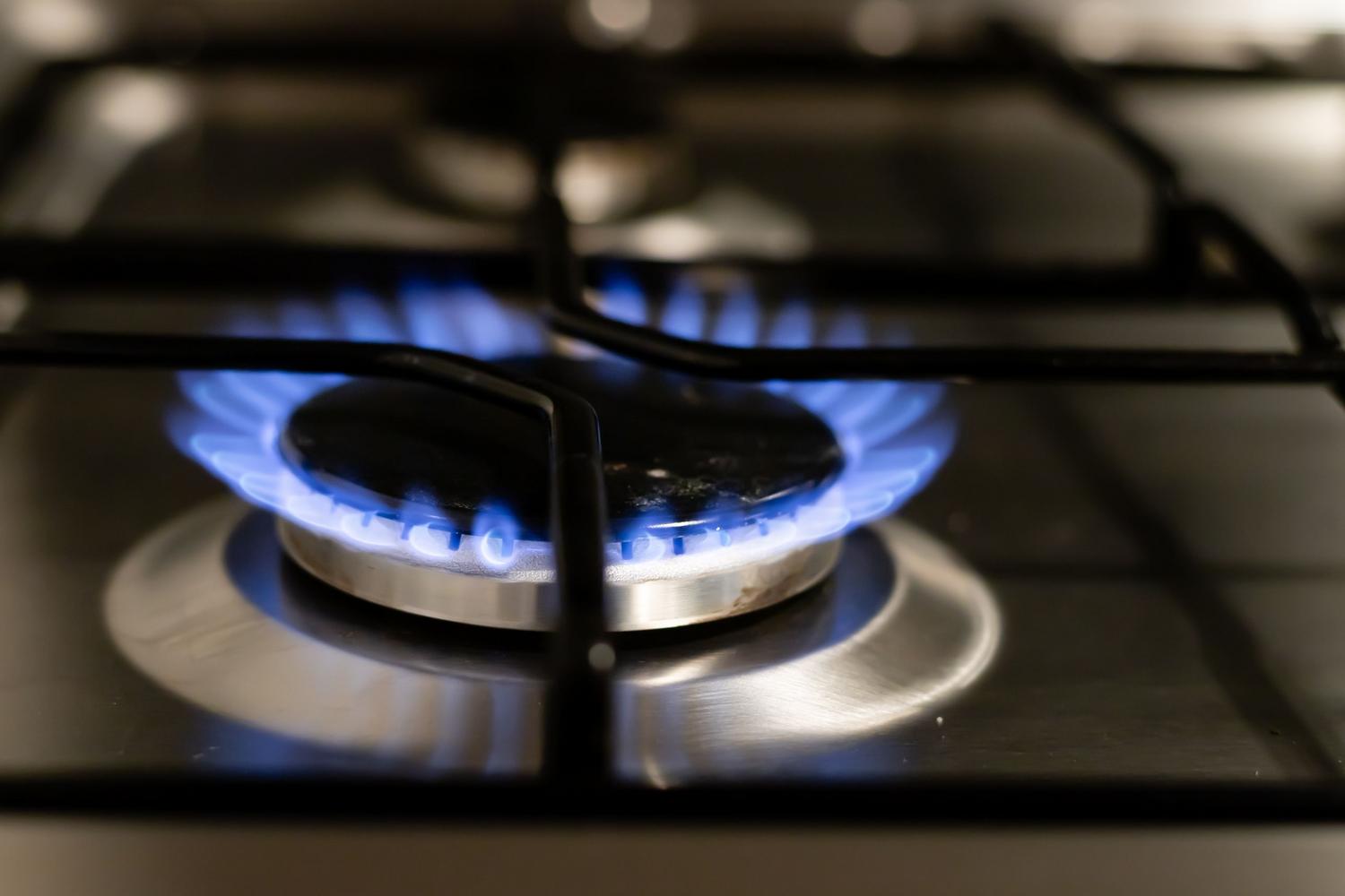 Primer plano de la llama azul de un quemador de gas natural