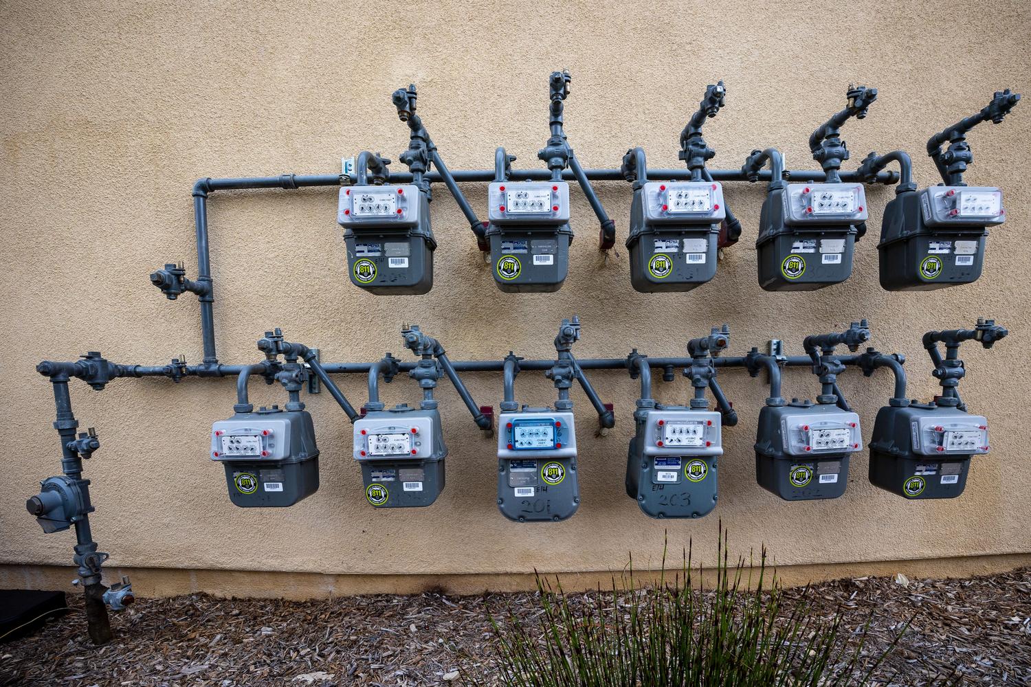 Instalación de contadores de gas natural en la fachada de un edificio Instalación de contadores de gas natural en la fachada de un edificio