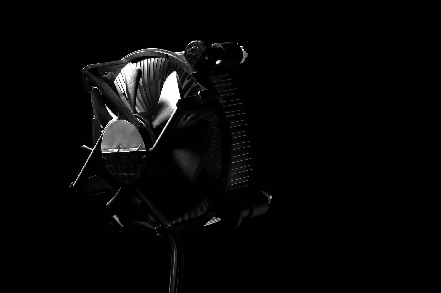 Fotografía artística en blanco y negro de un sistema de enfriamiento para CPU, enfocada en la estética y el diseño del hardware.