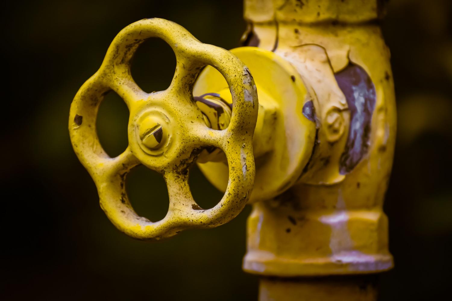 Primer plano de una válvula de cierre oxidada, representando el deterioro del equipo industrial que causa emisiones fugitivas
