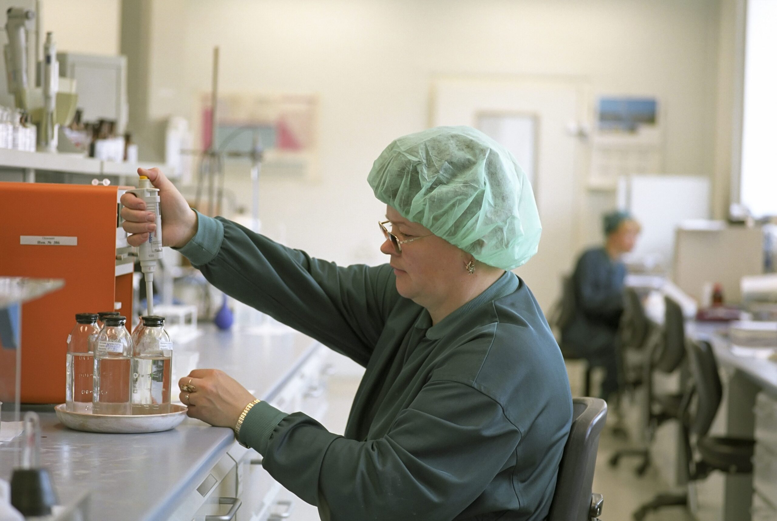 Técnico especializado realizando un análisis de calidad del agua en un laboratorio moderno.