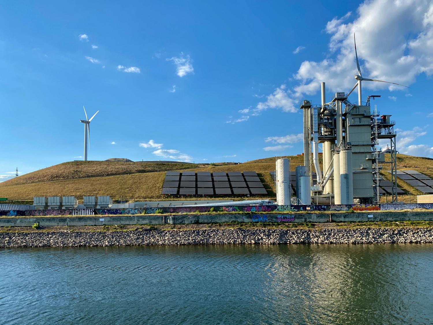 Parque de energías renovables con aerogeneradores y paneles solares, contextualizando el hidrógeno dentro de la transición energética global. Parque de energías renovables con aerogeneradores y paneles solares, contextualizando el hidrógeno dentro de la transición energética global.