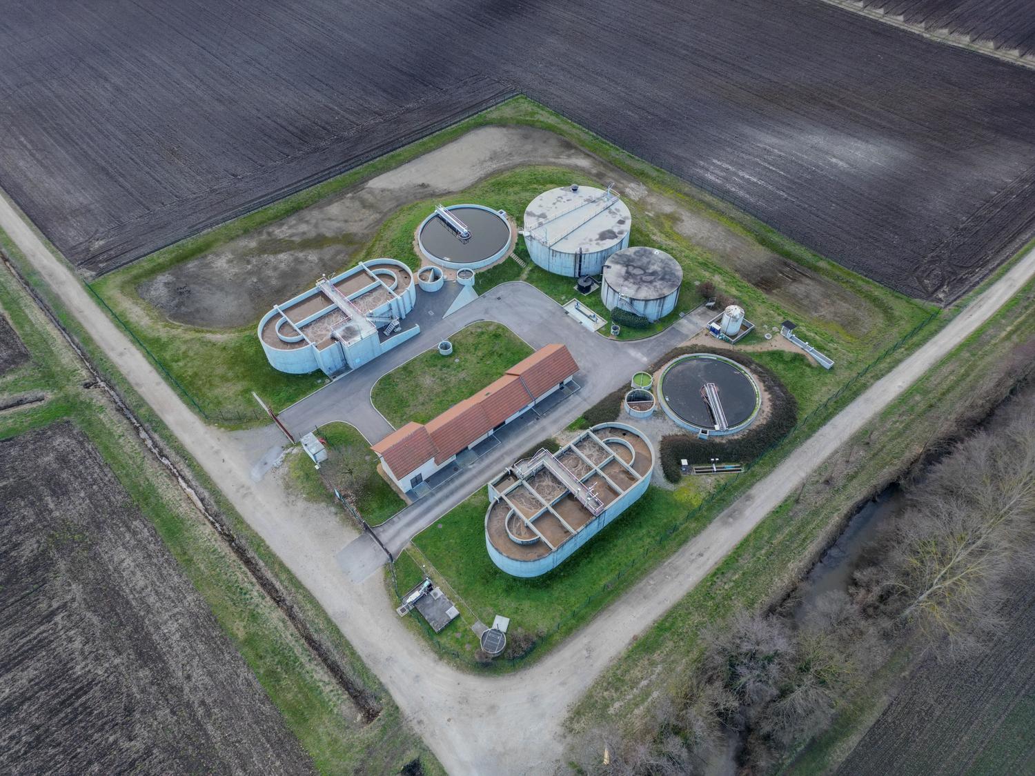 Vista aérea de una planta de tratamiento de aguas residuales, representando la infraestructura donde se produce el hidrógeno.