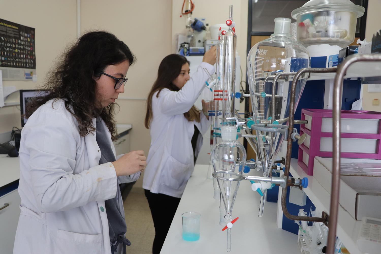 Científicos trabajando en un laboratorio de biotecnología, analizando la producción de biohidrógeno a través de microorganismos.