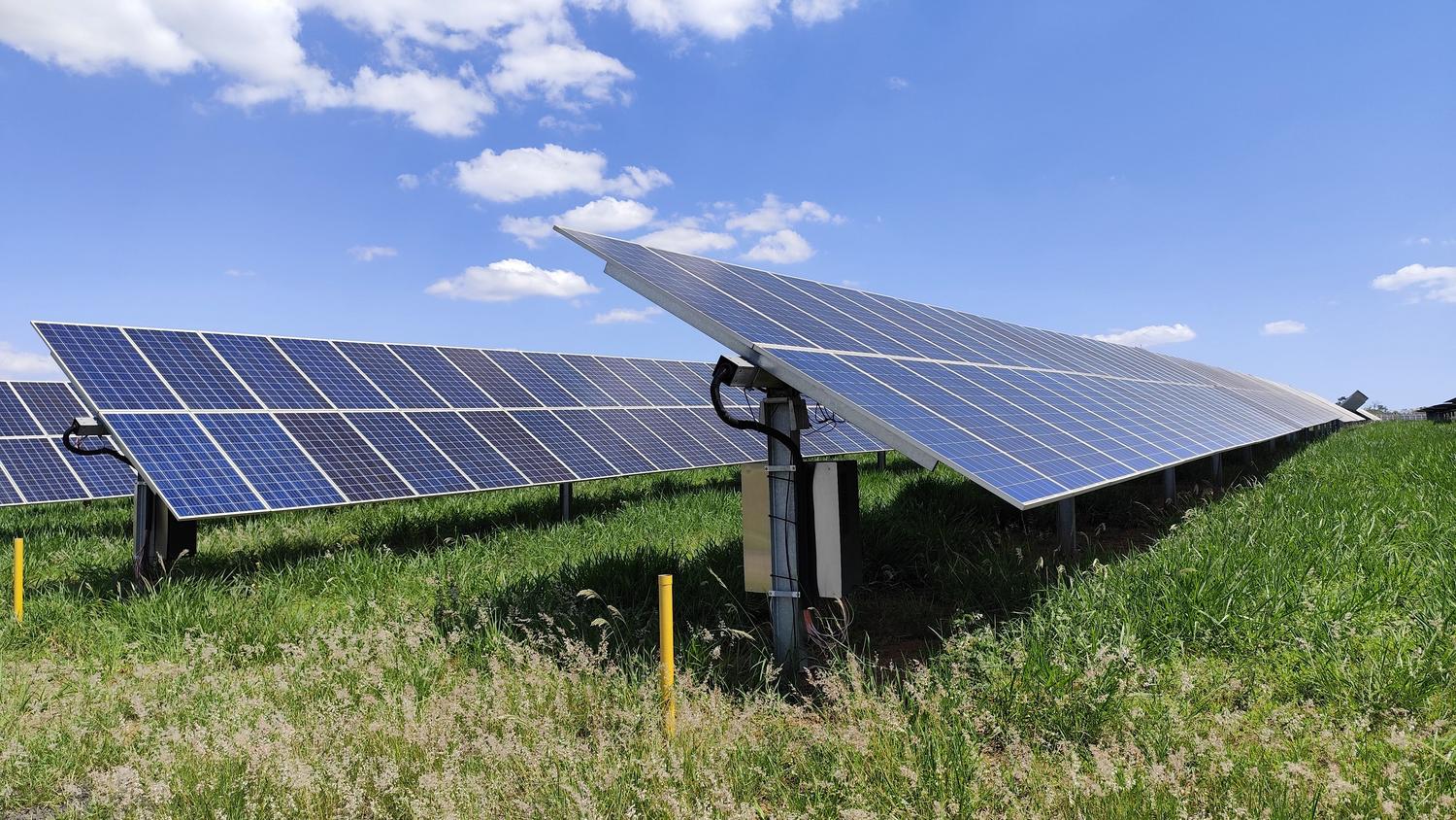 Planta solar industrial en Uberlândia, Brasil, destacando la infraestructura de energía renovable en campo abierto. Planta solar industrial en Uberlândia, Brasil, destacando la infraestructura de energía renovable en campo abierto.