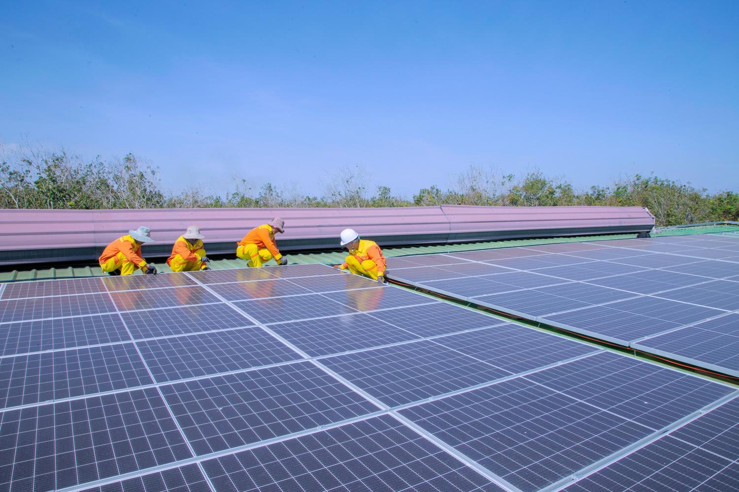 Técnicos profesionales instalando paneles solares, representando la implementación técnica y la creación de empleo sostenible. Técnicos profesionales instalando paneles solares, representando la implementación técnica y la creación de empleo sostenible.
