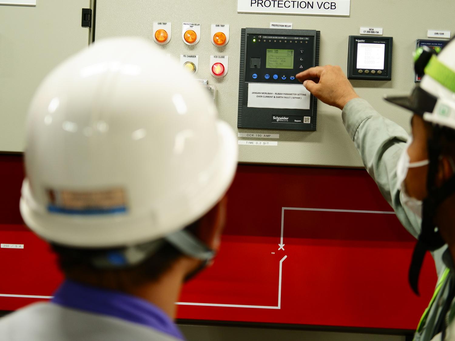 Técnicos especializados realizando el mantenimiento preventivo de los sistemas de automatización del edificio