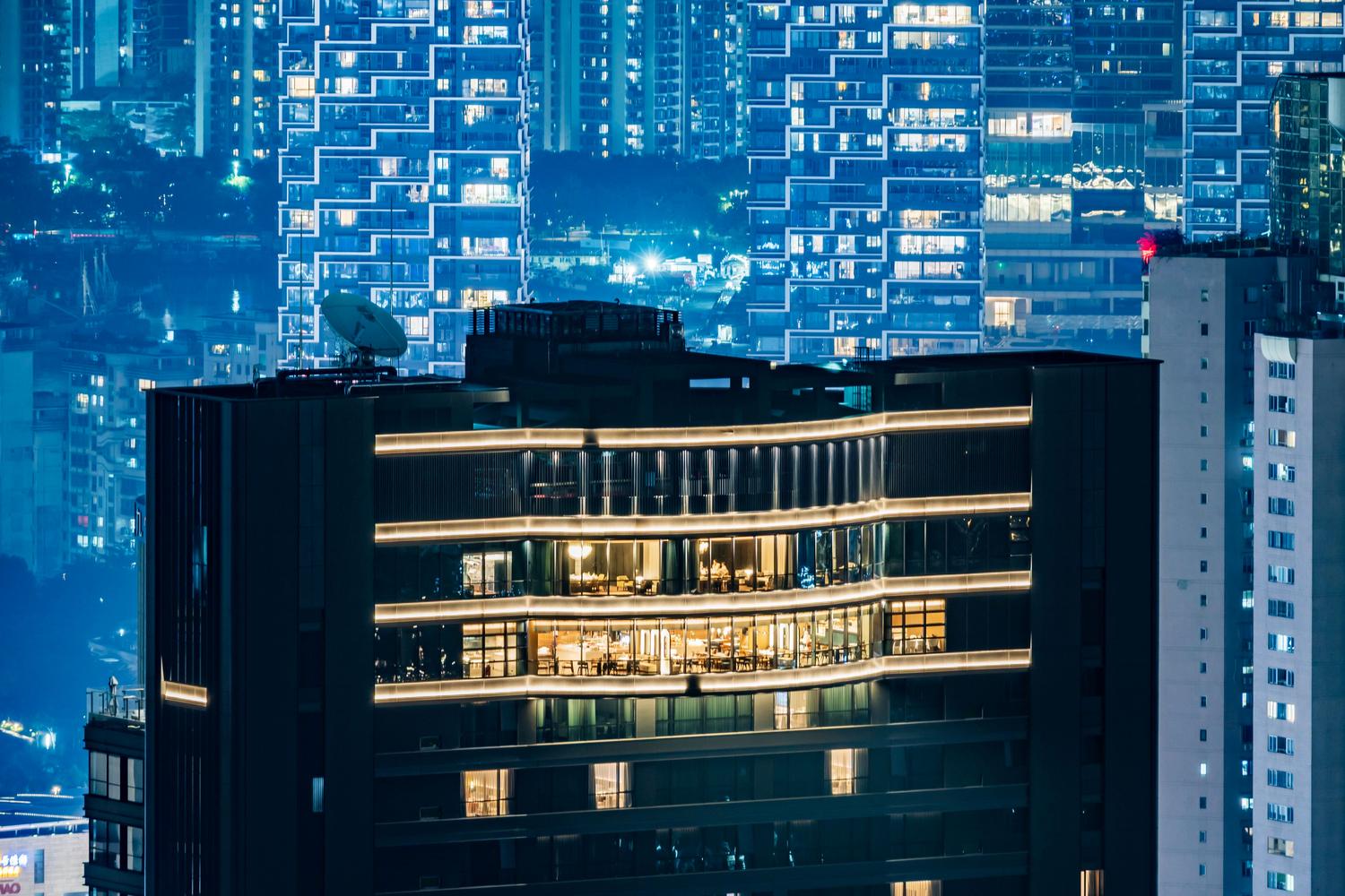 Paisaje urbano nocturno con rascacielos modernos, simbolizando una infraestructura activa y eficiente