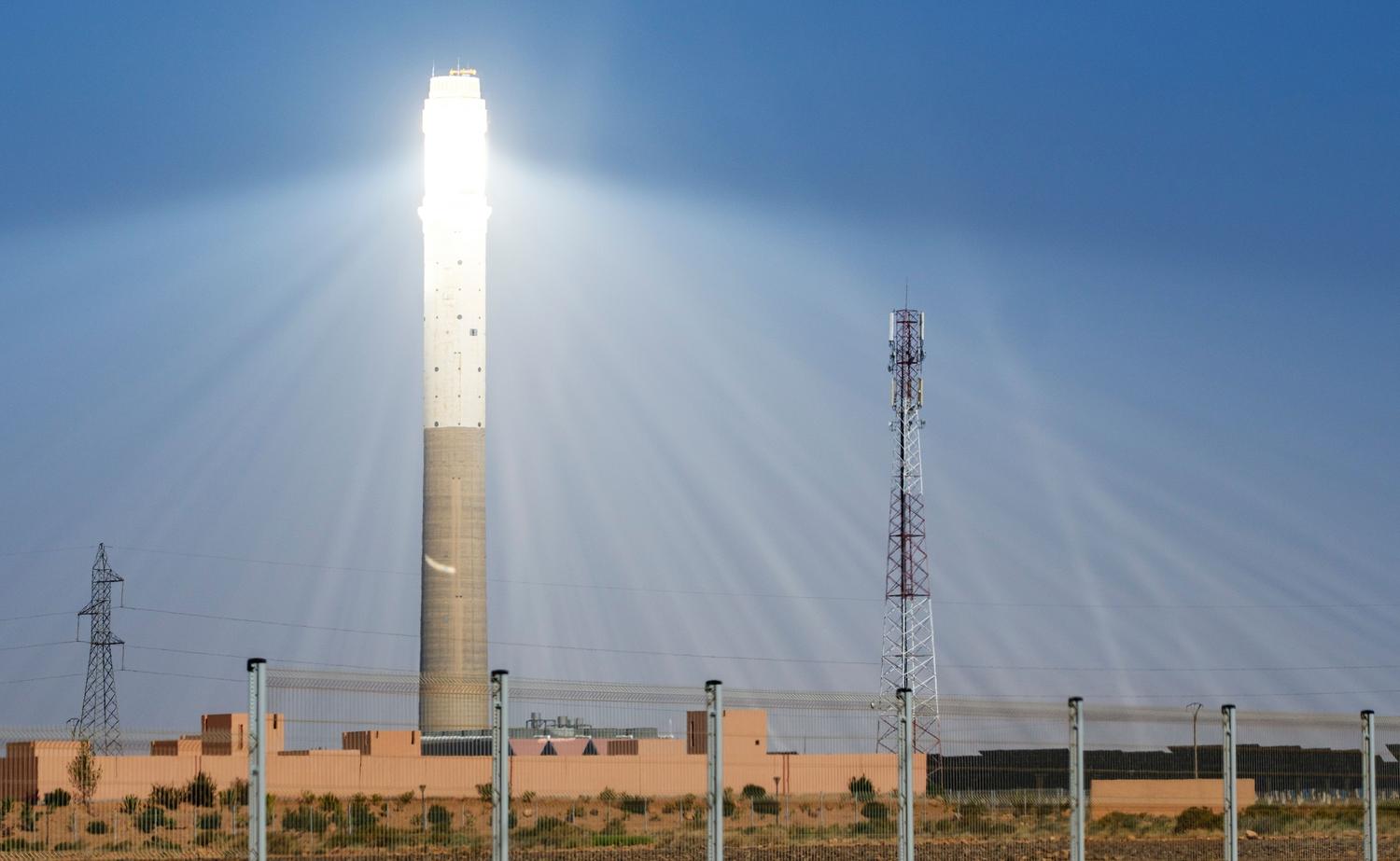 Torre de energía solar concentrada (CSP) en el desierto, tecnología que utiliza espejos para generar electricidad a gran escala.