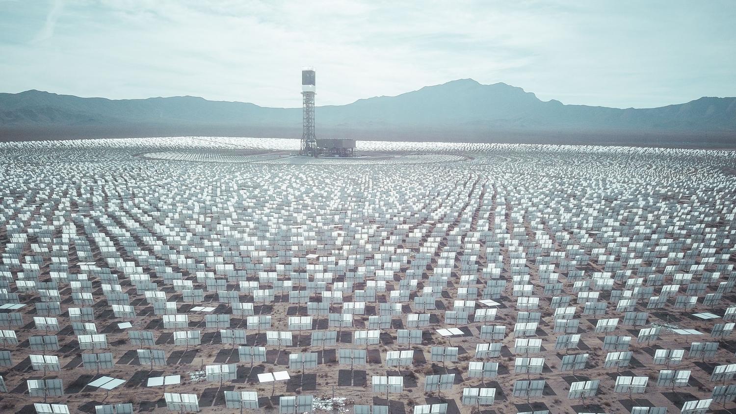 Extensa planta solar fotovoltaica en un paisaje desértico, representando el crecimiento de la producción energética en España. Extensa planta solar fotovoltaica en un paisaje desértico, representando el crecimiento de la producción energética en España.