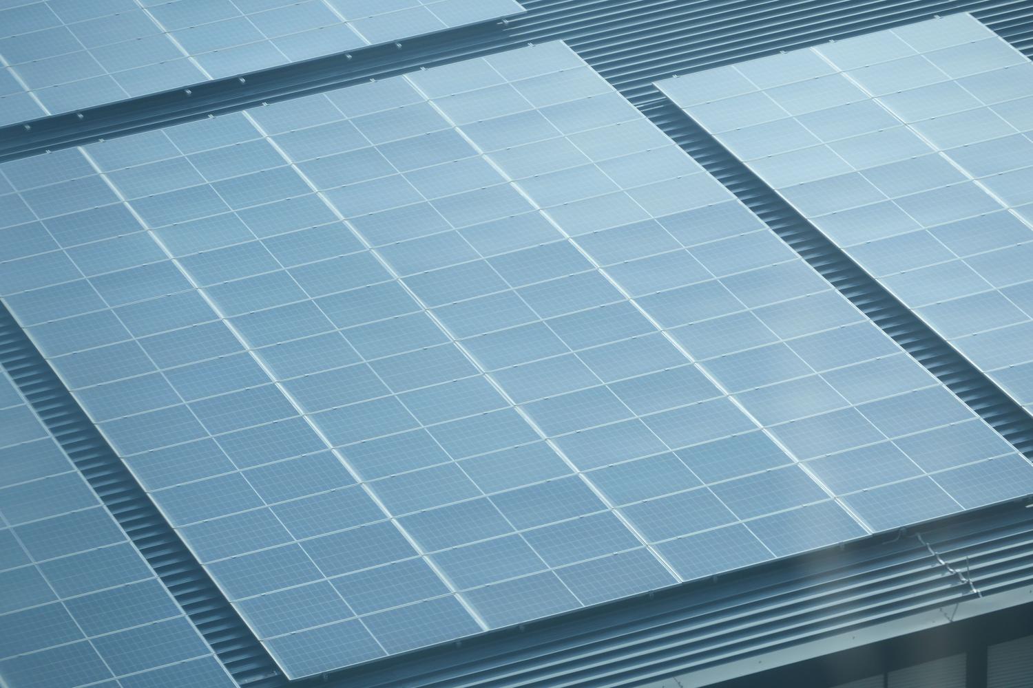 Detalle de la instalación de paneles solares sobre cubierta metálica para autoconsumo energético en hoteles