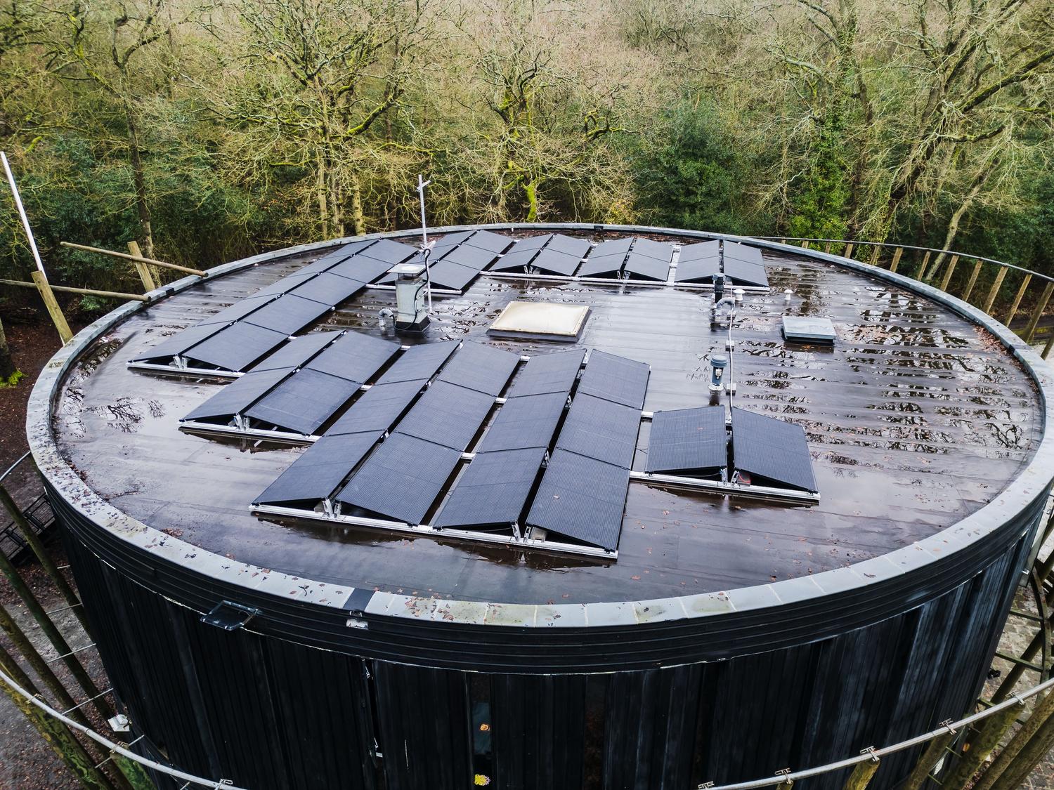 Arquitectura hotelera moderna con paneles solares inclinados en la azotea para optimizar la captación energética
