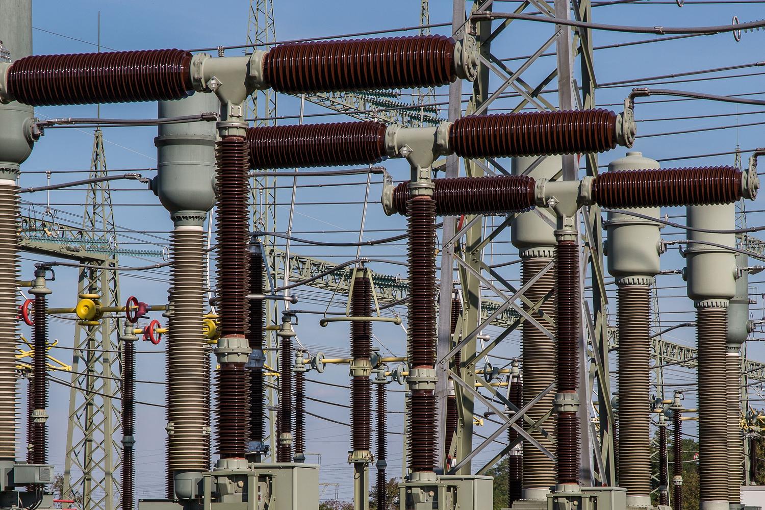 Infraestructura eléctrica de alta tensión en una subestación, representando el soporte técnico y la distribución de energía industrial.