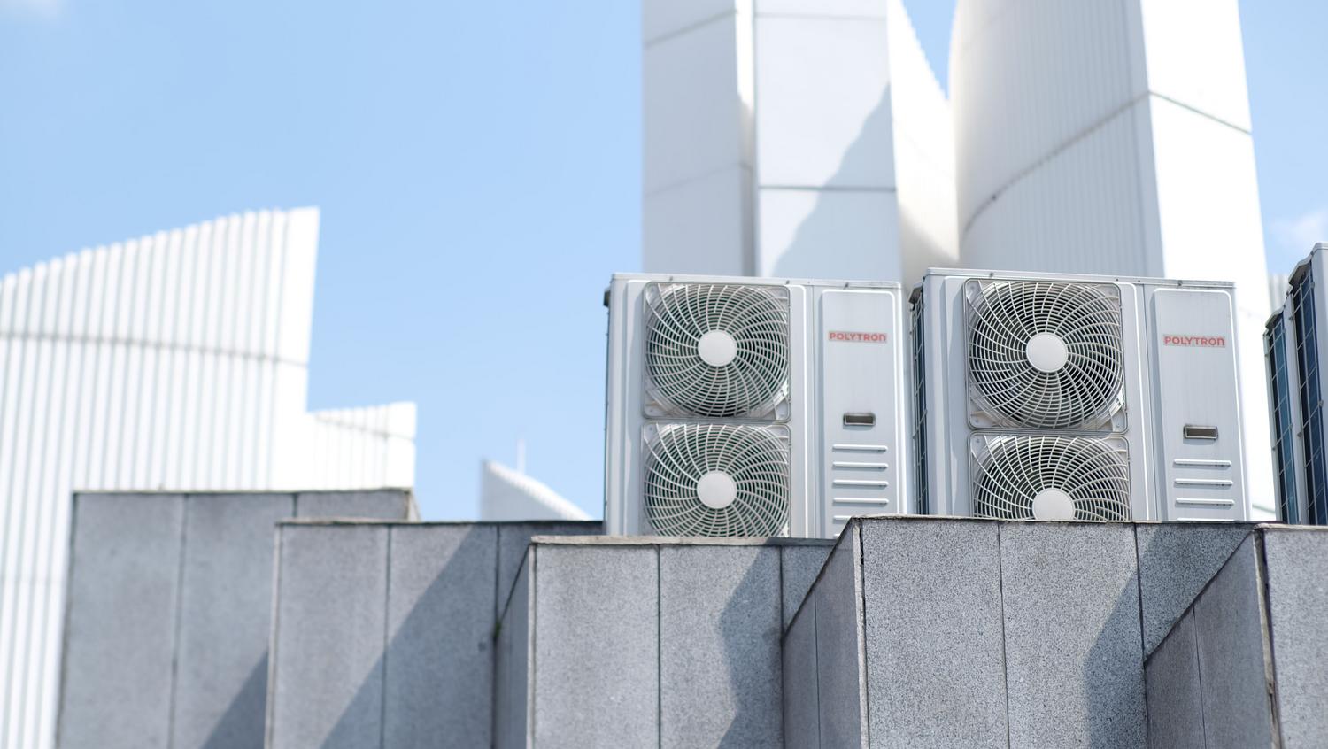 Unidades de aire acondicionado industrial en una azotea, representando los usos significativos de energía (USE) en una empresa. Unidades de aire acondicionado industrial en una azotea, representando los usos significativos de energía (USE) en una empresa.