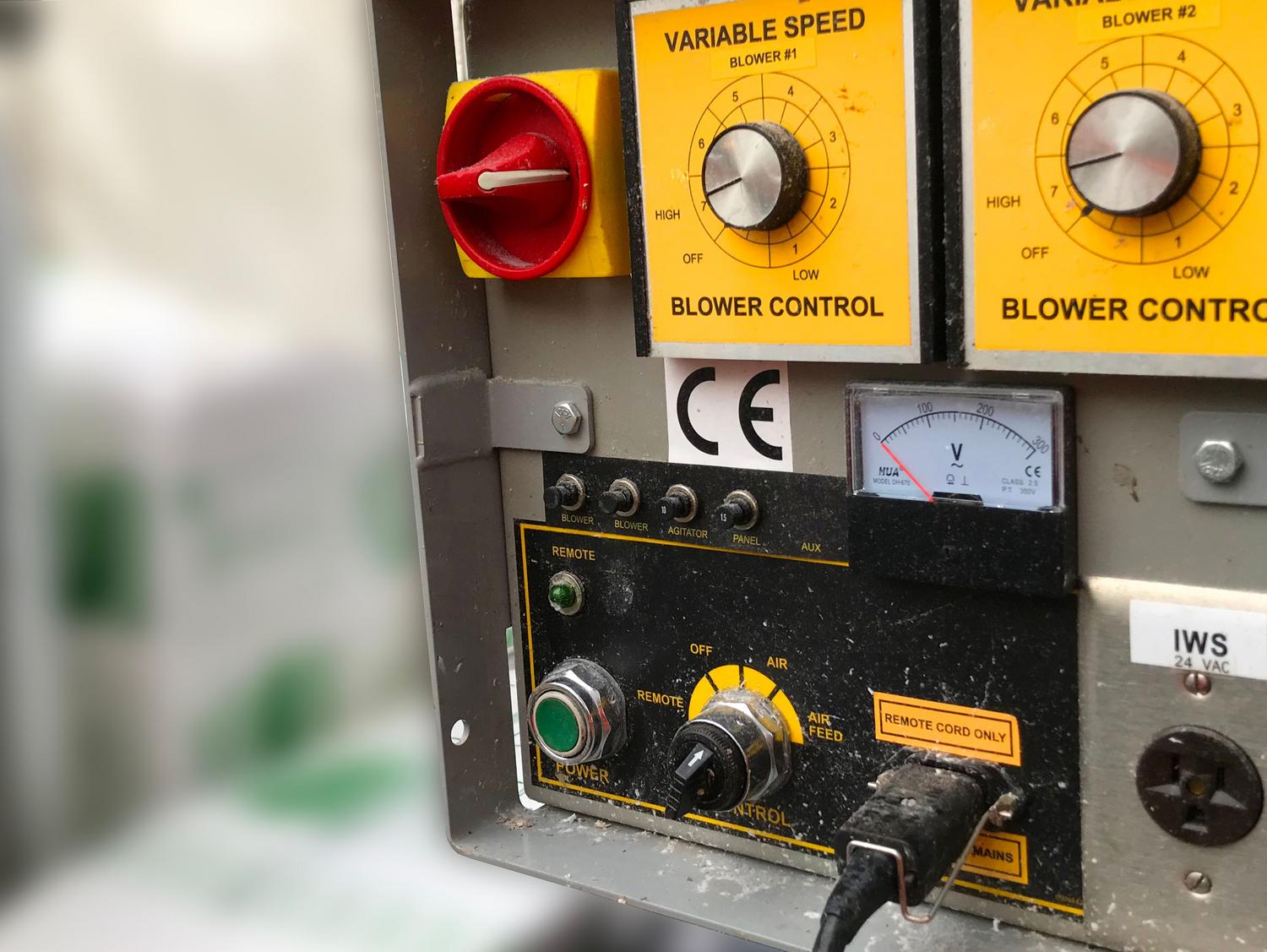 Primer plano de un panel de control industrial con medidores y mandos específicos para soplantes de aireación, clave en la optimización energética.