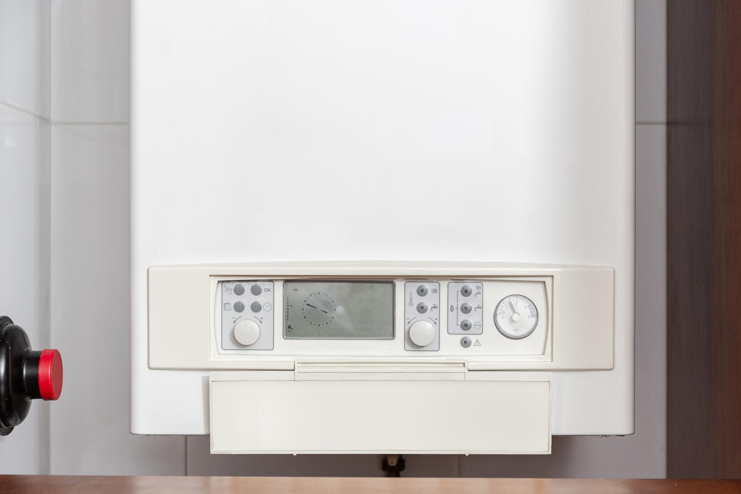 Panel de control de un calentador de agua a gas en el interior de una vivienda.