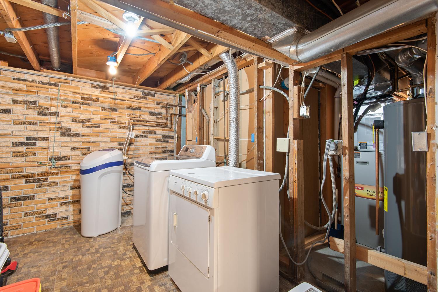 Lavadora en un cuarto de lavado moderno, representando la conexión a la red de agua.