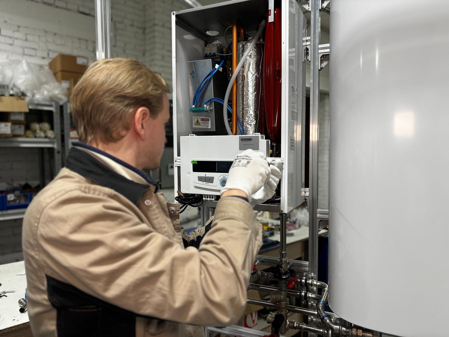 Técnico especializado realizando el mantenimiento de un sistema de agua caliente.