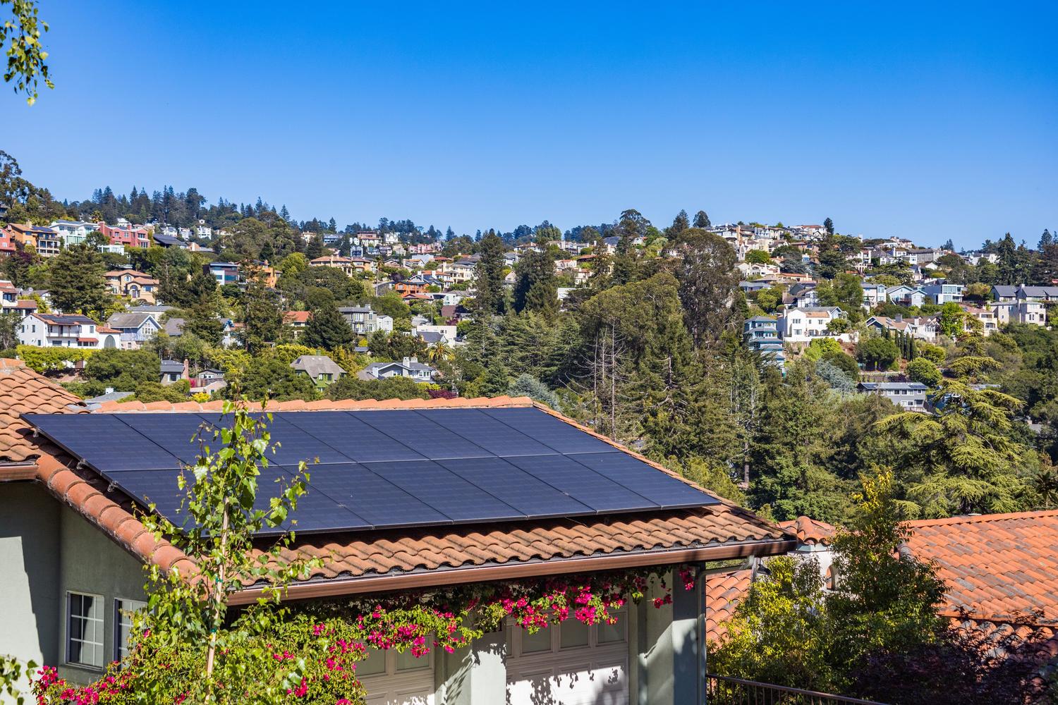Vivienda moderna eco-eficiente con paneles solares fotovoltaicos instalados en el tejado. Vivienda moderna eco-eficiente con paneles solares fotovoltaicos instalados en el tejado.