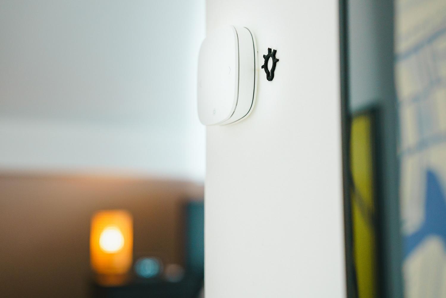 Interruptor inteligente de luz en una pared blanca, ideal para automatizar el apagado de dispositivos y evitar el consumo fantasma.