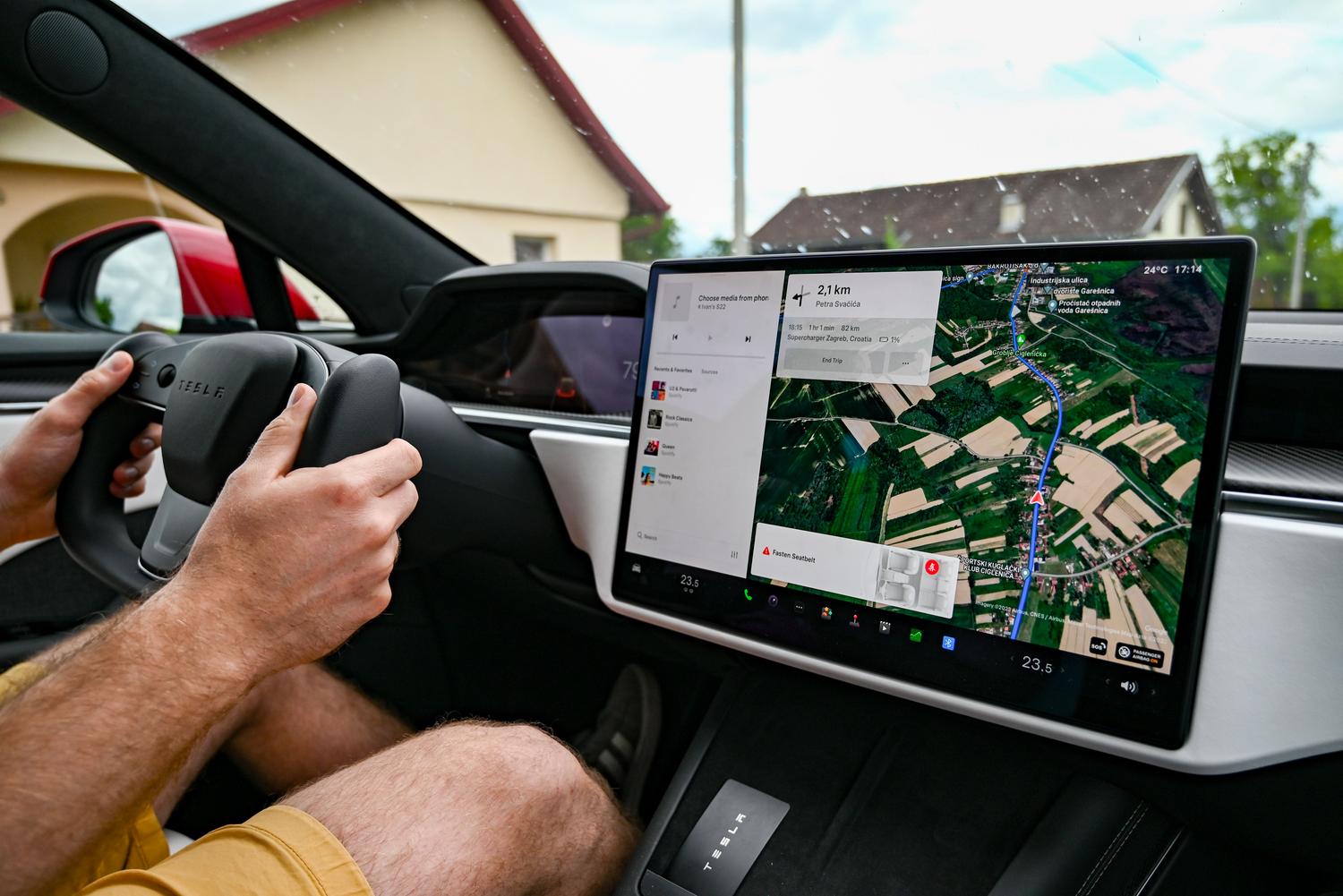 Panel de control de un Tesla con GPS configurado hacia un Supercharger, ilustrando la planificación de rutas eléctricas.