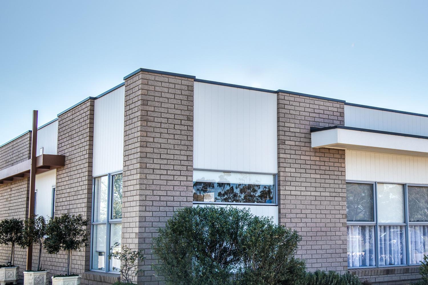 Edificio moderno que utiliza la masa térmica del ladrillo para regular la temperatura interior de forma natural. Edificio moderno que utiliza la masa térmica del ladrillo para regular la temperatura interior de forma natural.