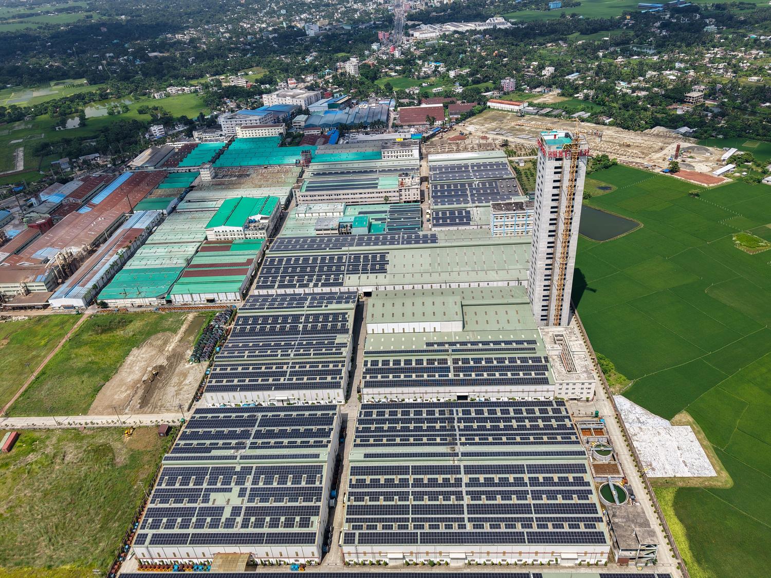 Vista panorámica de un polígono industrial con múltiples naves equipadas con sistemas de energía solar. Vista panorámica de un polígono industrial con múltiples naves equipadas con sistemas de energía solar.