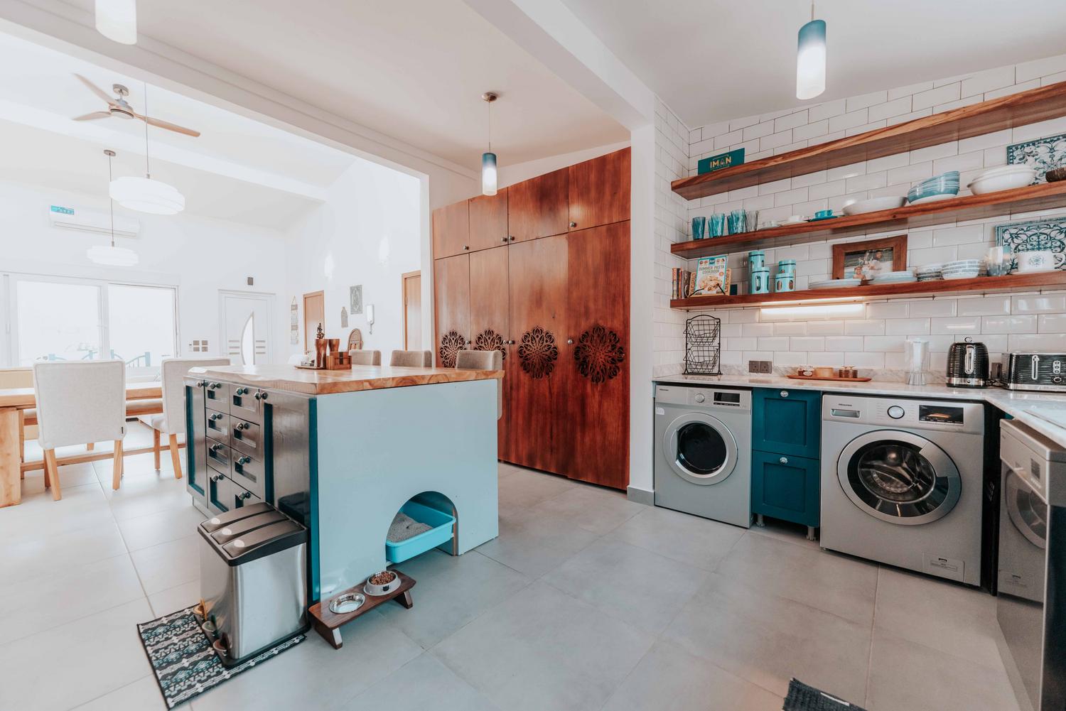 Cocina moderna y luminosa, espacio donde se pueden aplicar hábitos de ahorro energético en electrodomésticos.