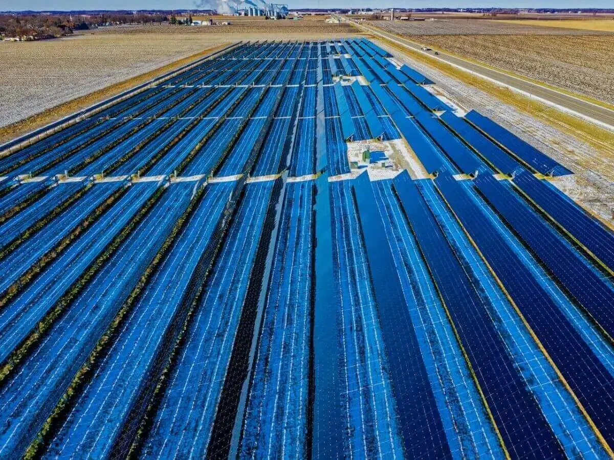 Planta solar fotovoltaica moderna Planta solar fotovoltaica moderna