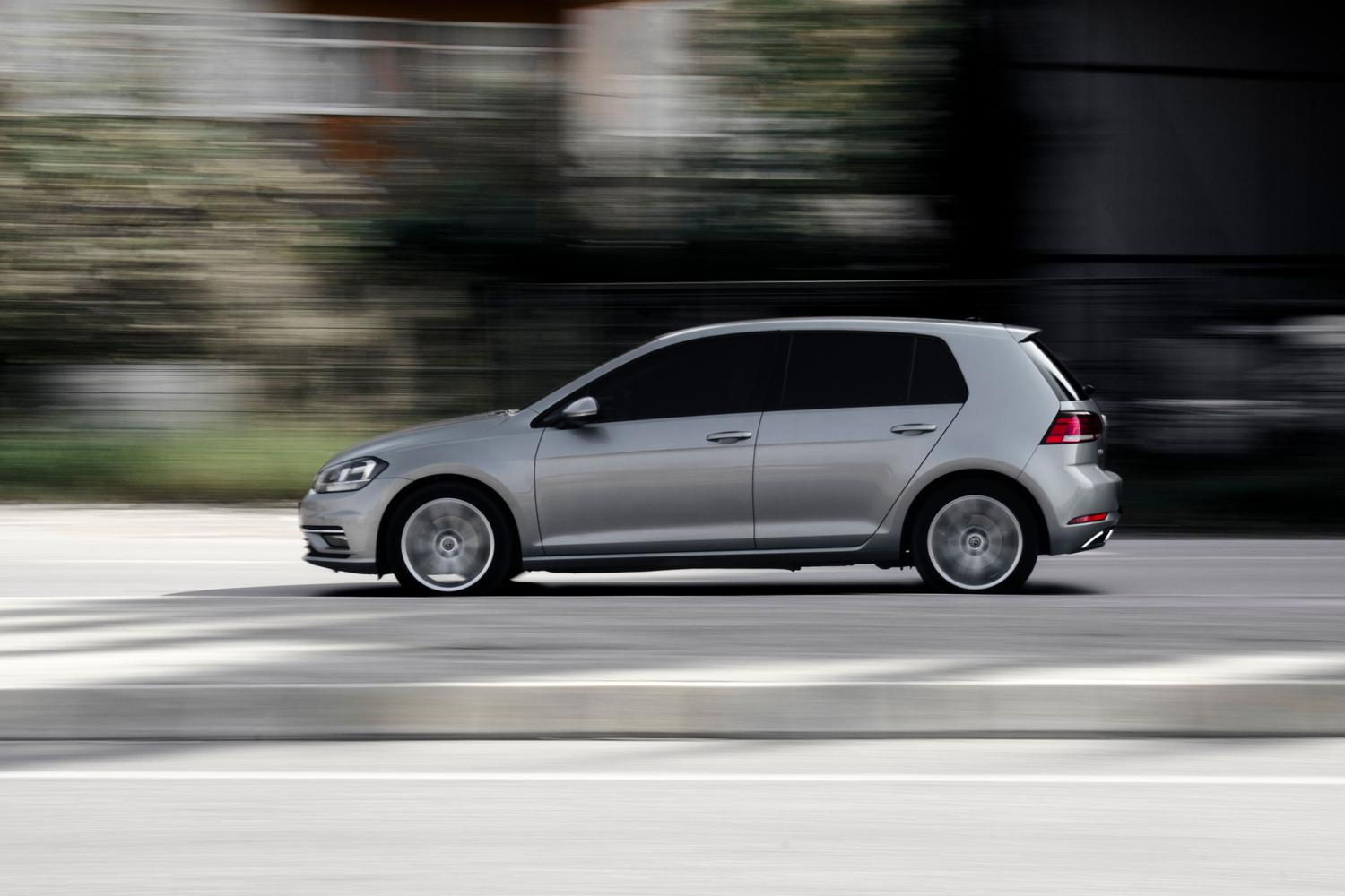 Volkswagen Golf plateado circulando por carretera, representando la eficiencia de los compactos