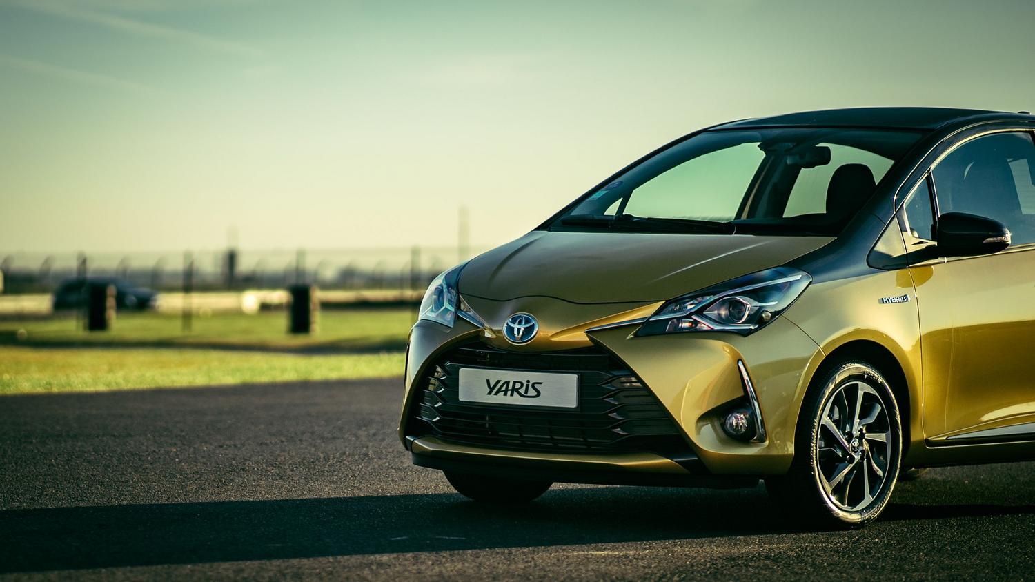 Toyota Yaris Hybrid amarillo aparcado, ejemplo de coche utilitario con bajo consumo