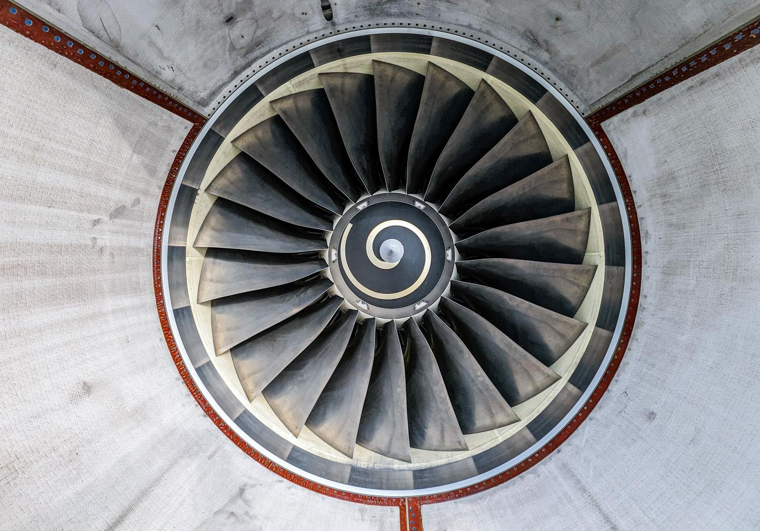 Primer plano de los álabes de una turbina industrial, componente esencial para la generación de energía mecánica y eléctrica.