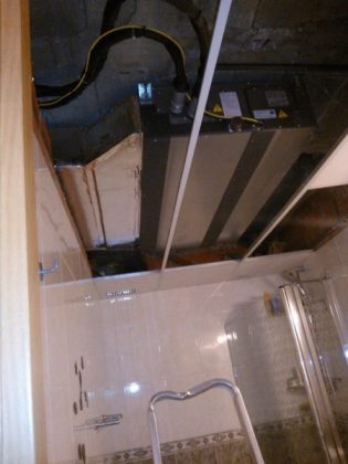 colacion de maquina de conductos en cuarto de baño