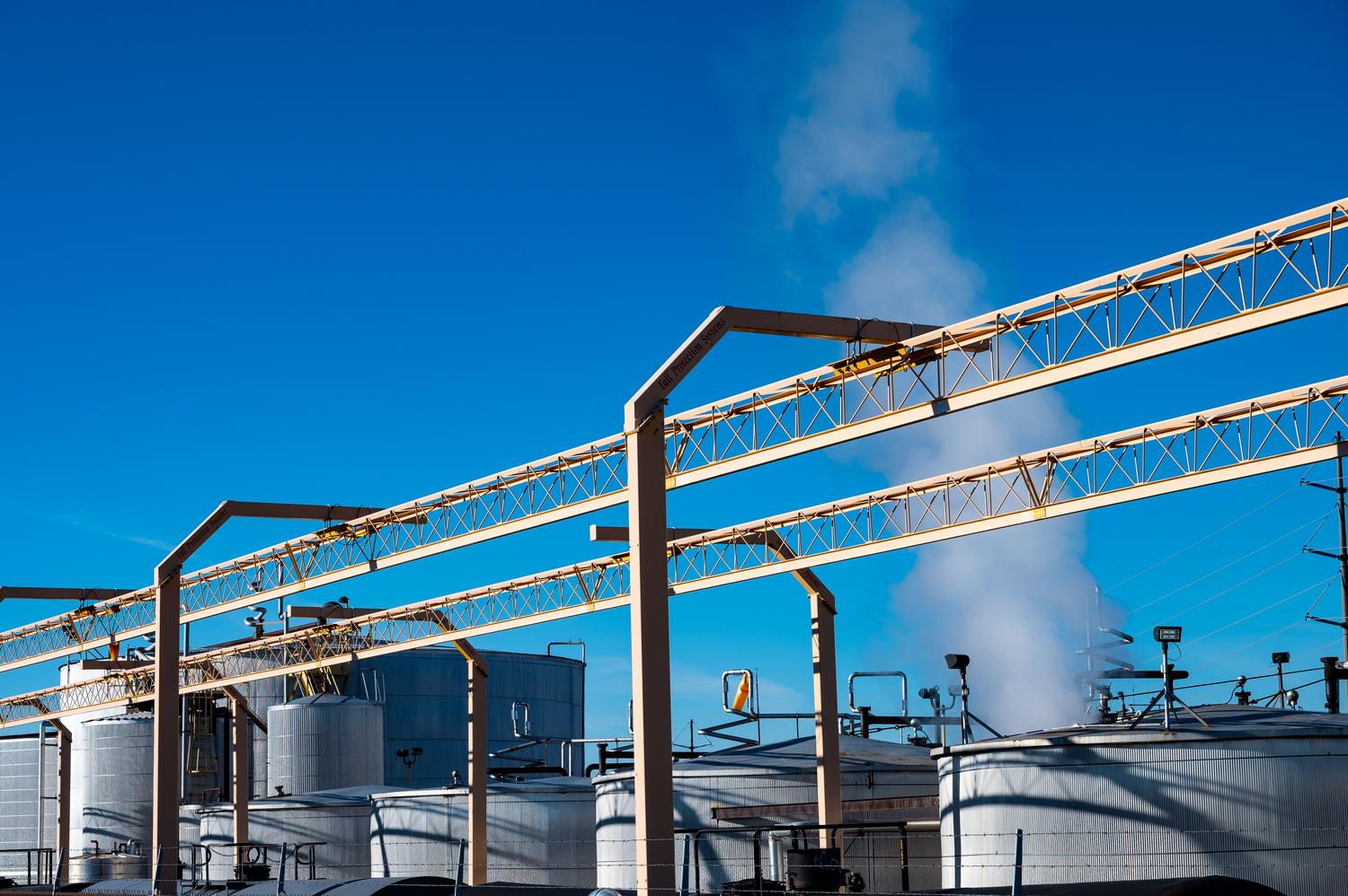 Emisiones de vapor y gases saliendo de tanques de almacenamiento en una planta química. Emisiones de vapor y gases saliendo de tanques de almacenamiento en una planta química.