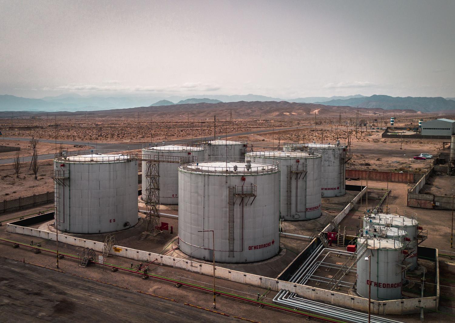 Vista aérea de grandes tanques de almacenamiento de petróleo en un entorno industrial. Vista aérea de grandes tanques de almacenamiento de petróleo en un entorno industrial.