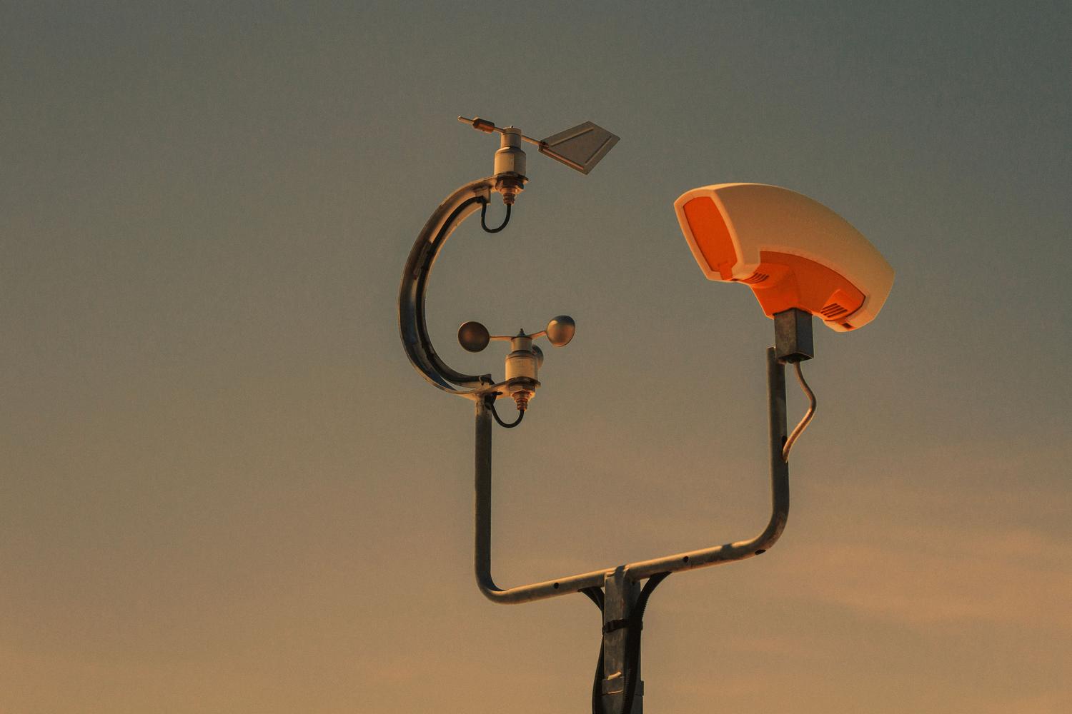 Equipo de monitoreo ambiental y estación meteorológica para medir la calidad del aire.