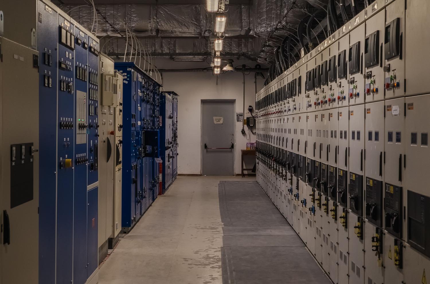 Sala de control industrial equipada con múltiples paneles eléctricos y sistemas de gestión