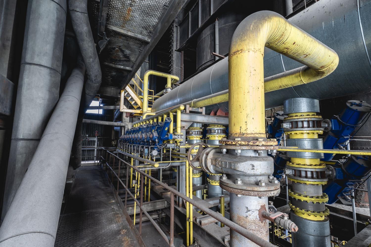 Detalle de juntas y válvulas en una estructura de tuberías industriales complejas.
