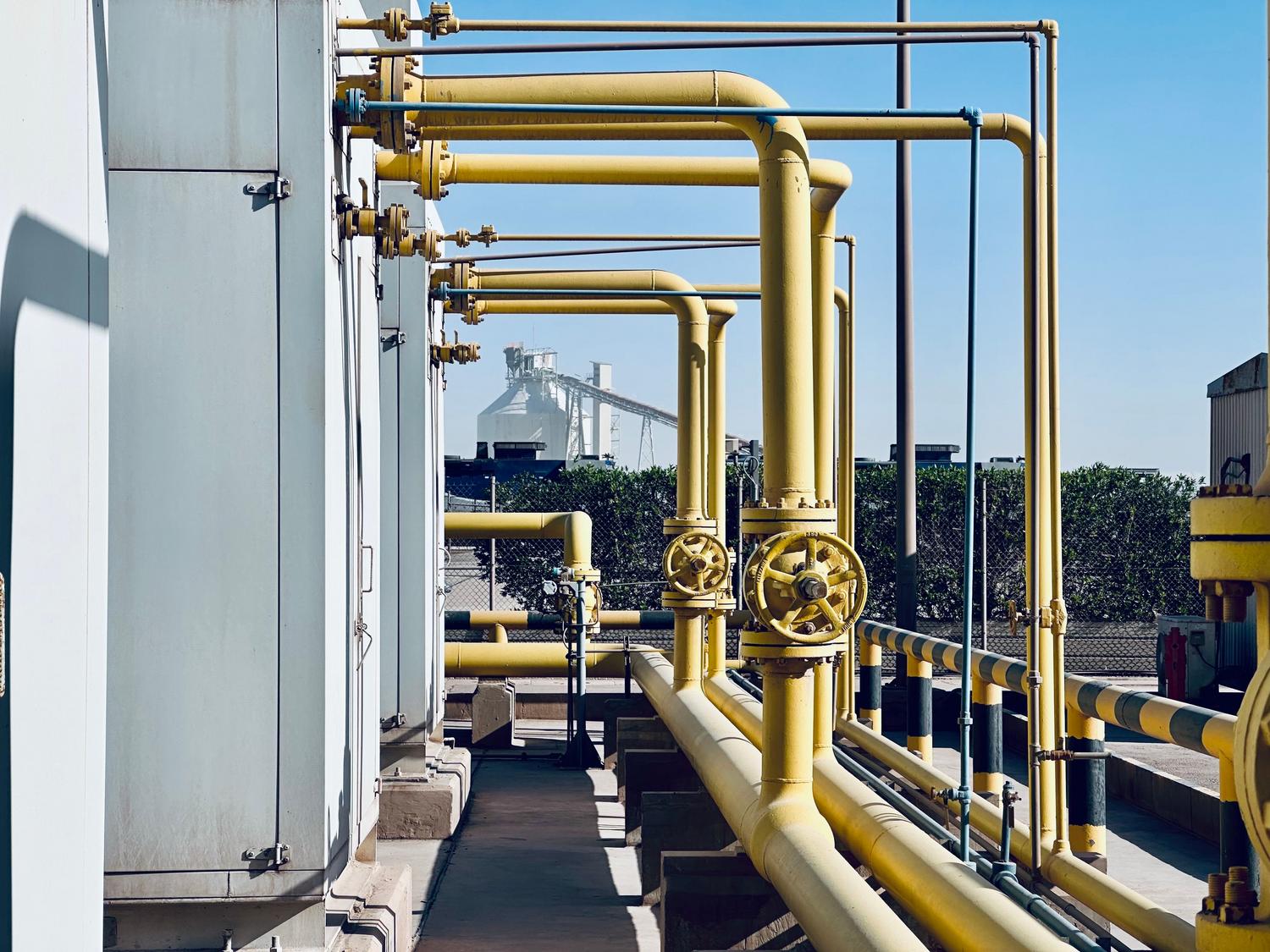 Vista general de un sistema de tuberías industriales en una planta procesadora.