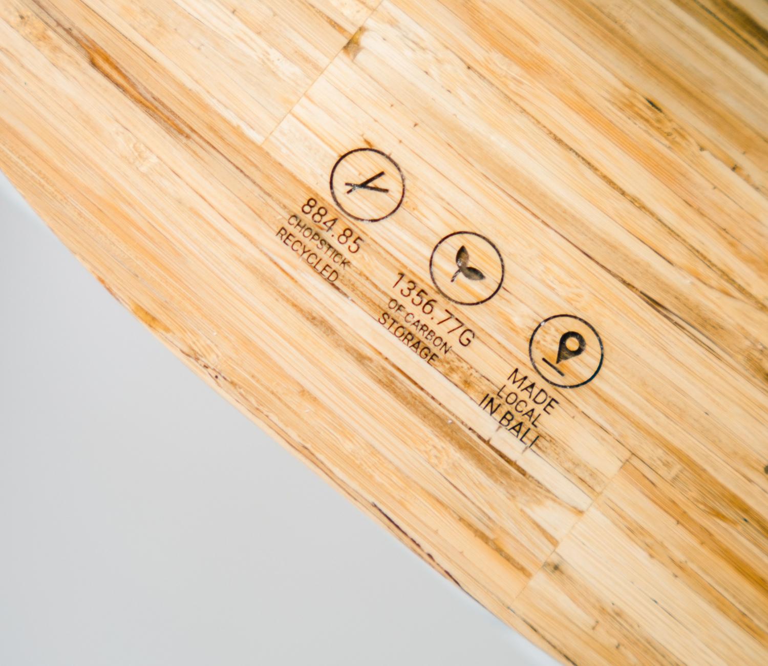 Tabla de cortar fabricada con palillos reciclados, ejemplificando la economía circular y la reutilización de materiales.