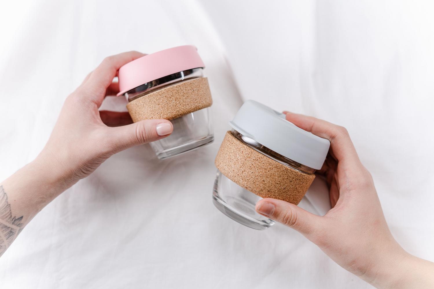 Frascos de vidrio ecológicos con tapones de corcho, destacando la elección de materiales biodegradables y duraderos.