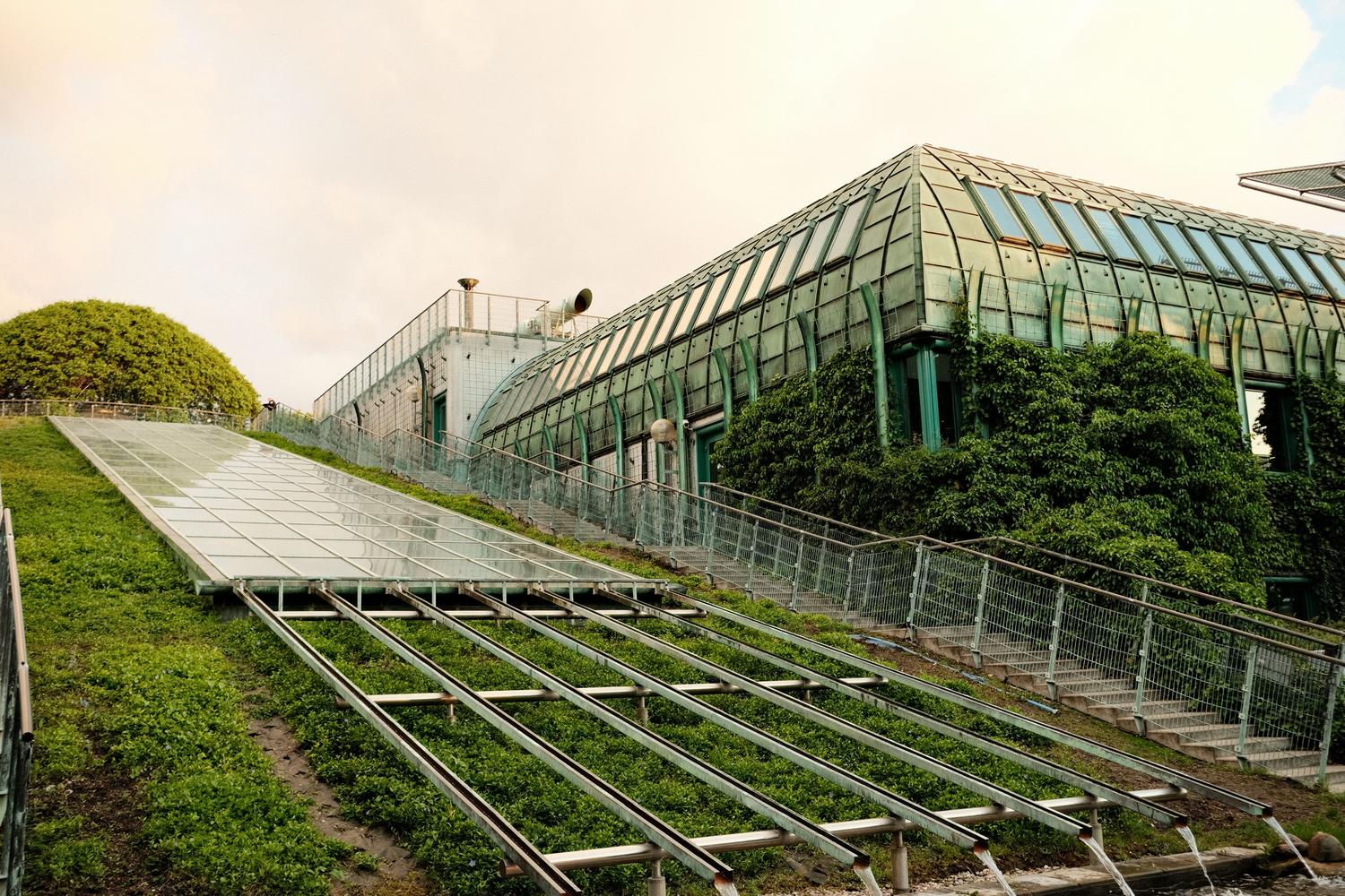 Edificio moderno con arquitectura sostenible y cubierta vegetal, mostrando la aplicación del ecodiseño a escala urbana. Edificio moderno con arquitectura sostenible y cubierta vegetal, mostrando la aplicación del ecodiseño a escala urbana.