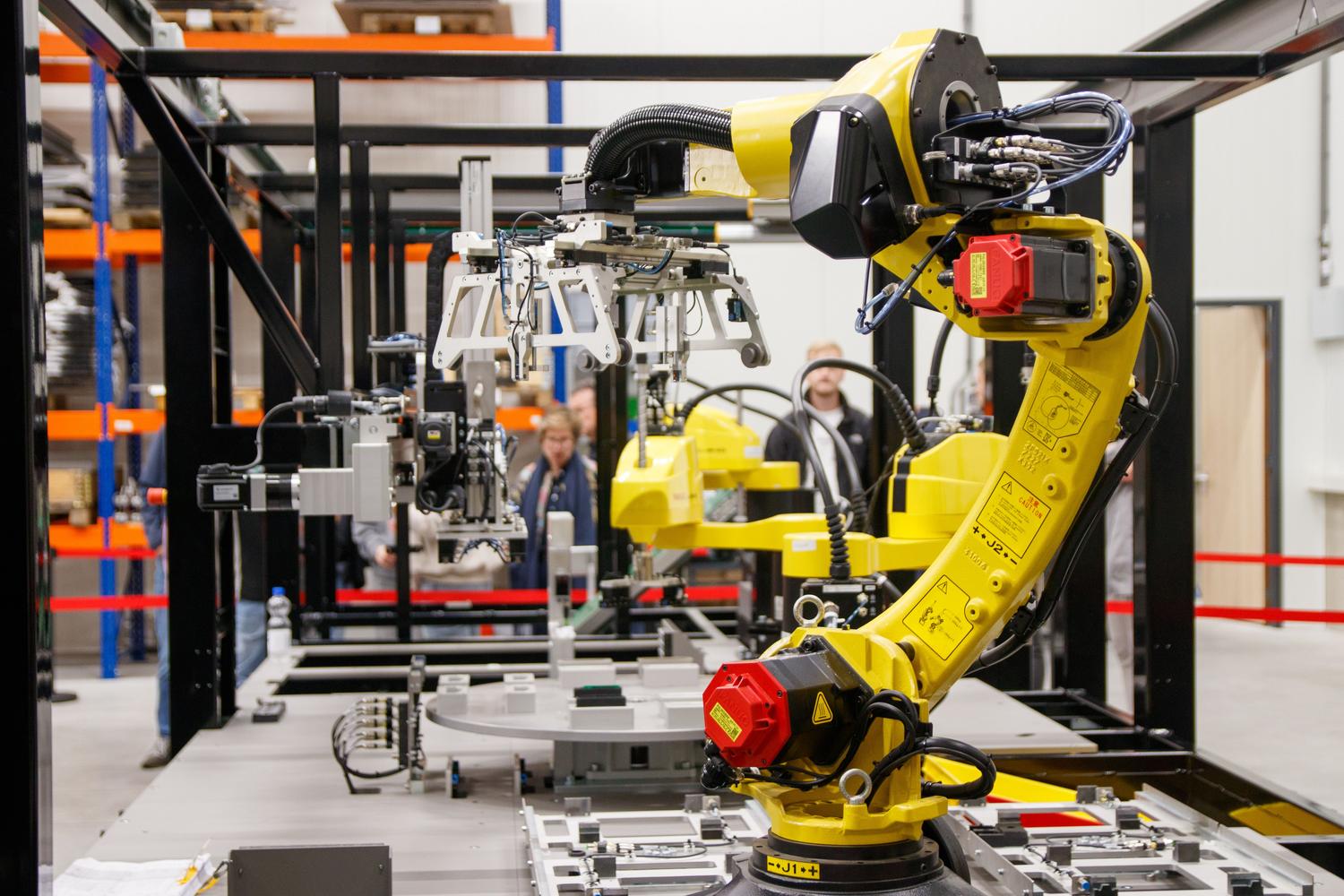 Brazo robótico industrial avanzado en una fábrica inteligente, representando la Industria 4.0 y la eficiencia en la producción circular.
