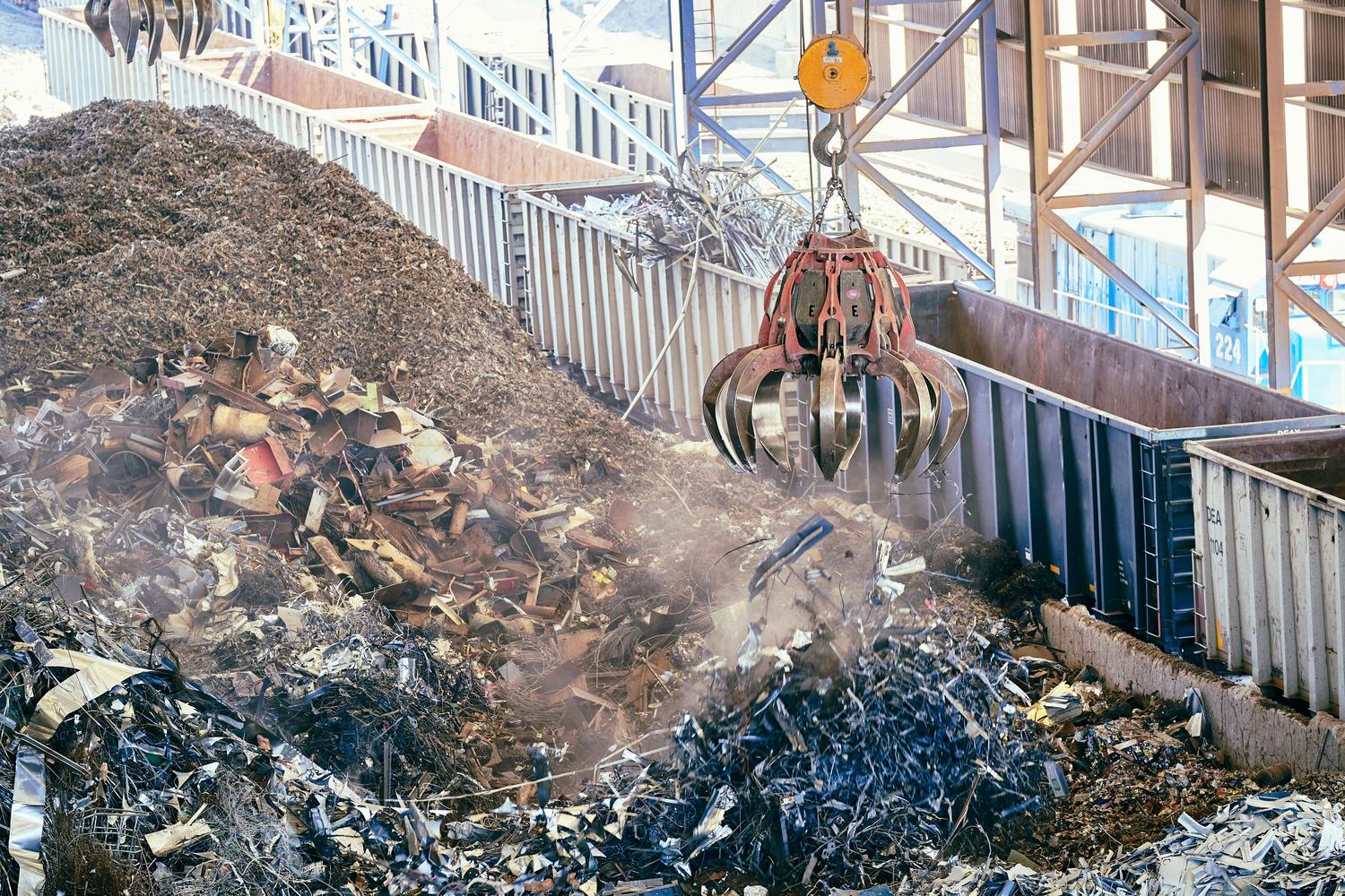 Proceso de reciclaje de chatarra metálica Proceso de reciclaje de chatarra metálica industrial con maquinaria pesada, ilustrando la recuperación de materias primas.