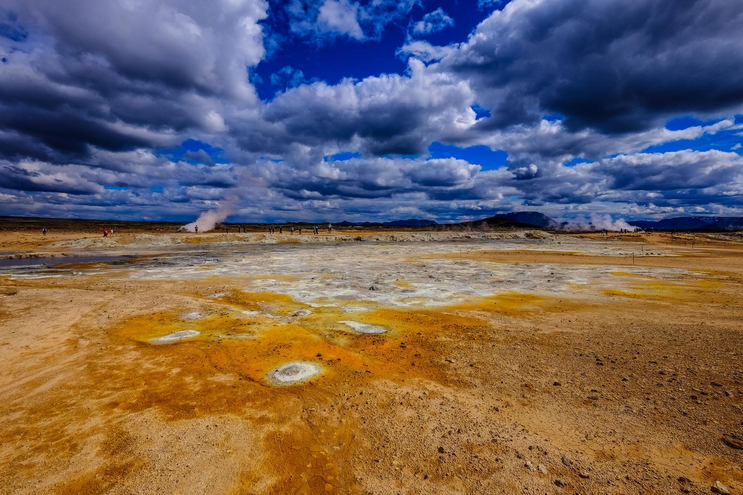 Paisaje geotérmico con columnas de vapor emergiendo de la tierra bajo un cielo nublado. Paisaje geotérmico con columnas de vapor emergiendo de la tierra bajo un cielo nublado.