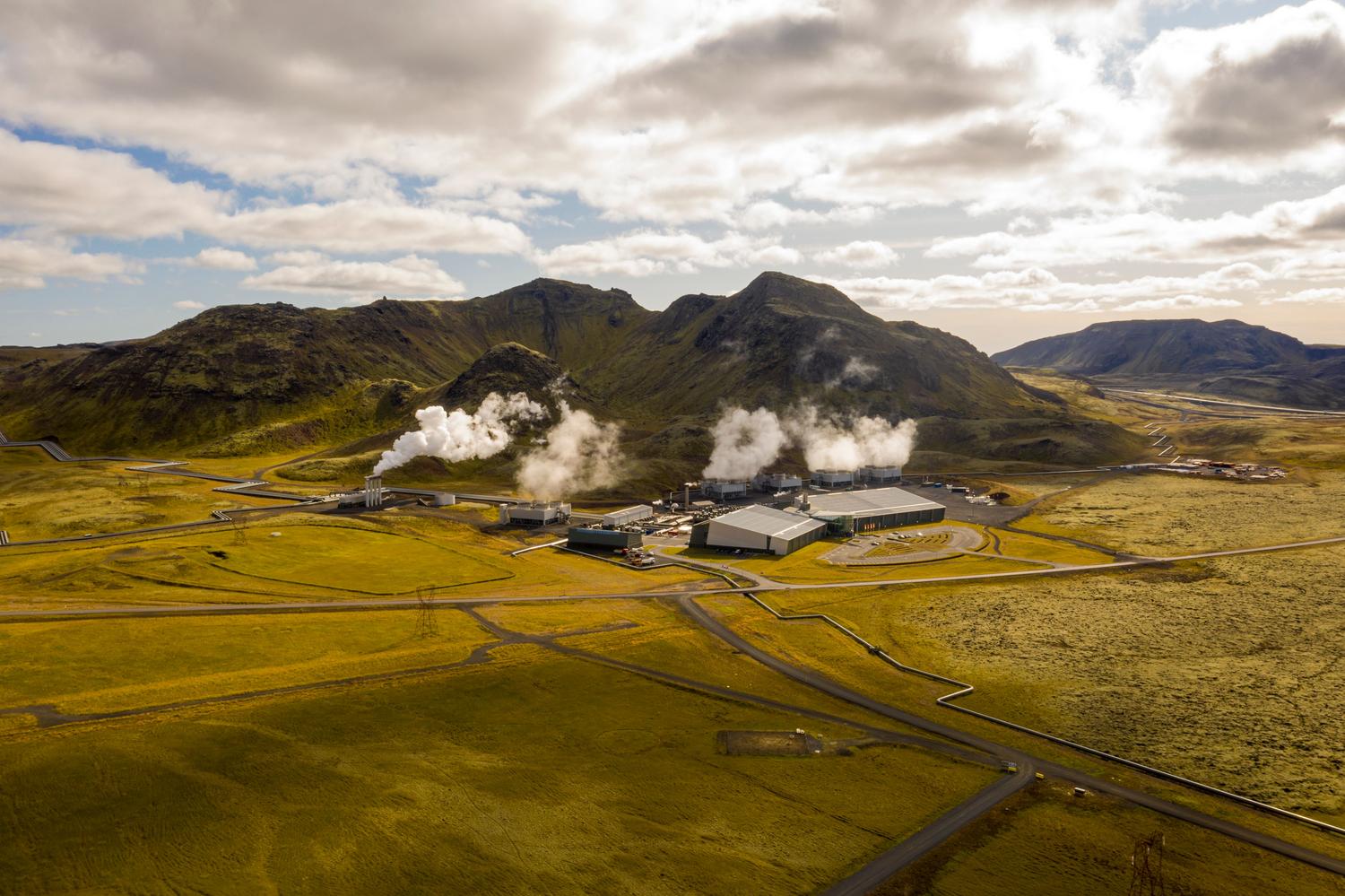 Planta de energía geotérmica de Hellisheidi en Islandia, ejemplo de generación de electricidad a gran escala.