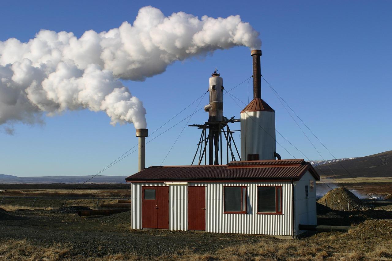 Instalaciones de una planta de energía geotérmica en Islandia, aprovechando el calor terrestre para energía renovable.