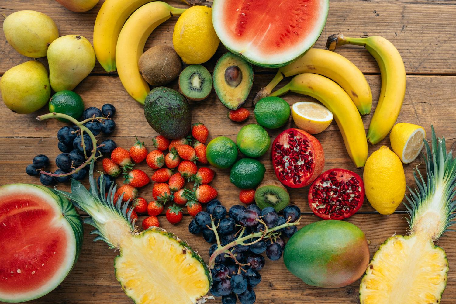 Variedad de frutas frescas de verano, recomendadas para mantener una alimentación ligera y refrescante.