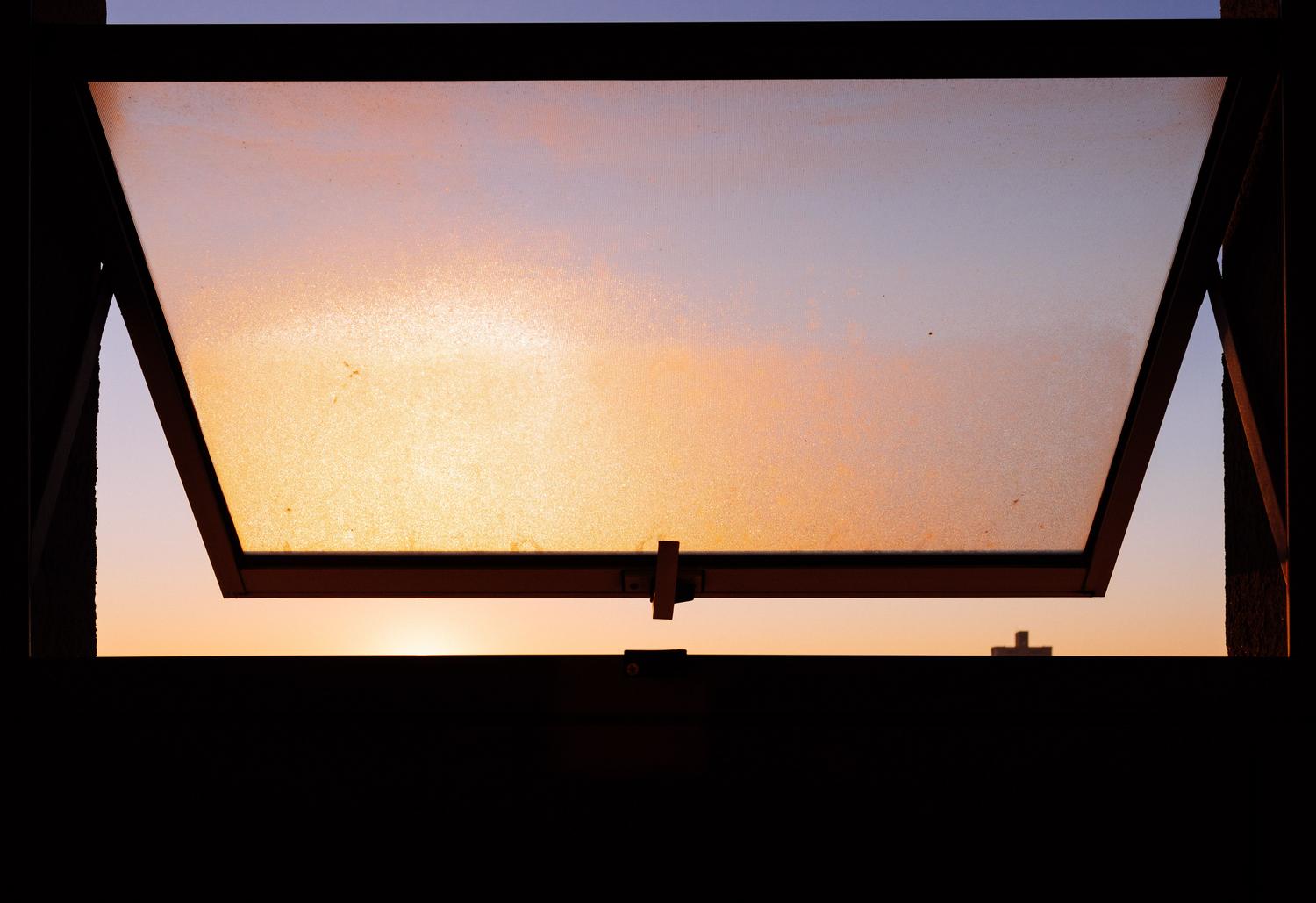 Ventana abierta dejando entrar la luz del sol para ventilar la casa y evitar la condensación.